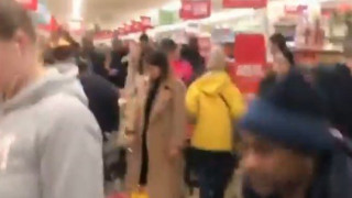 Απίστευτες ουρές σε σούπερ μάρκετ στο Λονδίνο