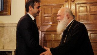 Μητσοτάκης σε Αρχιεπίσκοπο: Κλείσε τις εκκλησίες!