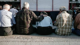 Κορωνοϊός: Απίστευτη απάντηση ηλικιωμένου για τον λόγο που δεν πάει σπίτι