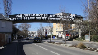 Εξαιρετικό πανό των οπαδών της Στουρμ για γιατρούς και υπαλλήλους σούπερ μάρκετ