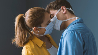 Κορωνοϊός: «Ναι στο σεξ, όχι στα φιλιά»