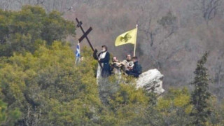 Ιερείς στον Σοχό ανέβηκαν στο βουνό για να λειτουργήσουν