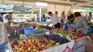 Οι παραγωγοί καταγγέλλουν αυξήσεις έως και 30% στις λαϊκές αγορές