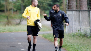 Τους κρατάει ή τους πουλάει