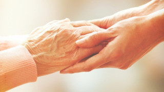 Κορωνοϊός: Έδειξε στον παππού της το δαχτυλίδι των αρραβώνων της πίσω από το τζάμι