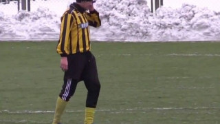 Ποδοσφαιριστής μιλούσε στο κινητό εν ώρα αγώνα! (video)