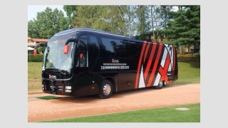 Με κάρο, autostop ή με το flinstones όχημα θα μετακινείται η Μίλαν; (pics)