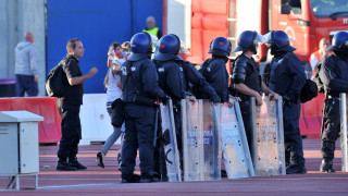 Ντου οπαδών στον αγωνιστικό χώρο και διακοπή