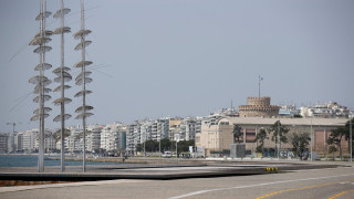 Συνεργείο καθαρίζει την παραλία από συνθήματα - Ζέρβας: «Ποιότητα ζωής!»