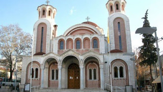 Συγκίνησε ξανά ο ιερέας της Μενεμένης ψάλλοντας από τα σκαλοπάτια