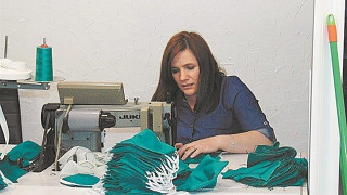 Γυναίκα από την Αλβανία έραψε δωρεάν 600 μάσκες για το νοσοκομείο Γρεβενών