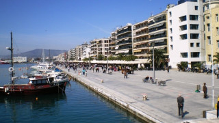 Kορωνοϊός: Γέμισε από κόσμο η παραλία του Βόλου