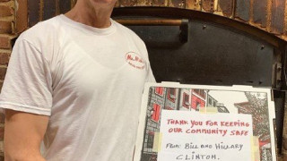 400 πίτσες από το ζεύγος Κλίντον στους γιατρούς