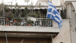 Θεσσαλονίκη: Βγήκαν στα μπαλκόνια και τραγούδησαν τον Εθνικό Υμνο