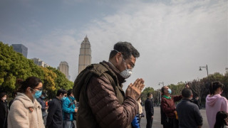 Τρία λεπτά σιγής για τους νεκρούς του ιού στην Κίνα