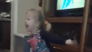 VIRAL: Το κοριτσάκι που φωνάζει με πάθος σύνθημα του ΠΑΟΚ!