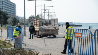 Τα «άκουσαν» αστυνομικοί και δημοσιογράφοι από μια γυναίκα για το κλείσιμο της Νέας Παραλίας
