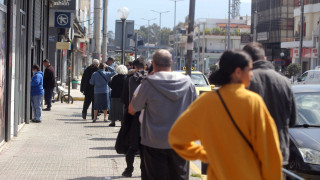 Ουρές και σήμερα έξω από τις τράπεζες
