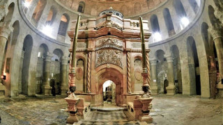 Ιερουσαλήμ: Μοναχοί μοίρασαν κλαδιά ελιάς φορώντας μάσκες και γάντια