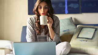 Πλαφόν στους εργαζόμενους σε αναστολή που μπορούν να τηλεργάζονται