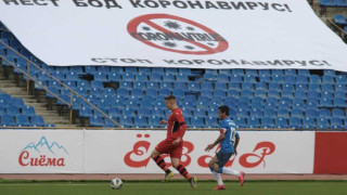 Παίζουν μπάλα στο Τατζικιστάν και πανό για τον κορωνοϊό