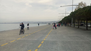 Ζωντάνεψε η παραλία το πρωί, γέμισε φύκια ο Θερμαϊκός