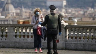 60χρονη έβγαλε βόλτα την... χελώνα της, αλλά δεν έπεισε τους Ιταλούς αστυνομικούς