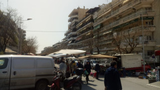 Αρκετός κόσμος στην λαϊκή αγορά της Μπότσαρη