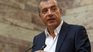 Το απίστευτο νέο λουκ του Θεοδωράκη