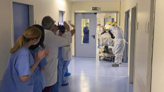 Εργαζόμενοι χειροκροτούν την έξοδο ασθενούς της ΜΕΘ στο Θριάσιο