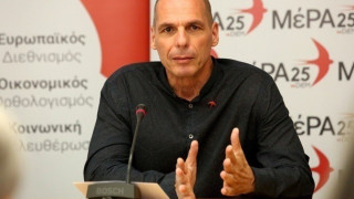 Οργή Βαρουφάκη για μπλούζα που τον δείχνει να κάνει χειρονομία κατά Γερμανίας