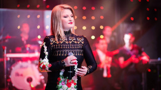 Ελληνίδα τραγουδίστρια παντρεύεται τον... κουμπάρο της!