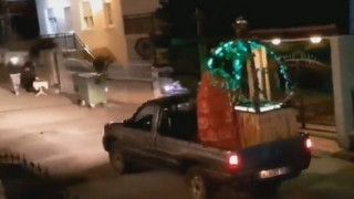 Ιερέας φόρτωσε τον επιτάφιο σε αγροτικό και έκανε περιφορά σε χωριό
