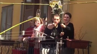 Κορωνοϊός: Ιταλοί από τα μπαλκόνια στέλνουν μήνυμα: «Έλληνες κρατήστε την καραντίνα»