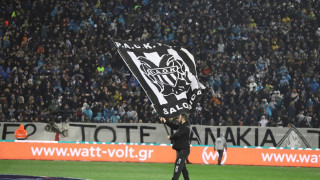 Συνθήματα και πυρσοί από τους οπαδούς του ΠΑΟΚ στον Εύοσμο