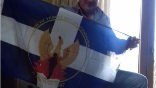 Στυλίδα: Δημοτικός Σύμβουλος με την σημαία της Χούντας