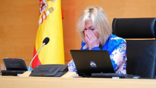 Συγκλονιστικό βίντεο: Στέλεχος του υπουργείου Υγείας της Ισπανίας διαβάζει ονόματα νεκρών και ξεσπά σε κλάματα