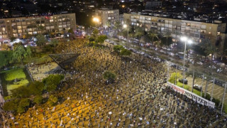 Διαδήλωσαν με... αποστάσεις στο Ισραήλ κατά της κυβέρνησης