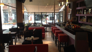 Ανοιξε το καφέ του και έφαγε πεντοχίλιαρο για 4 πελάτες