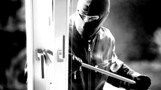 Βίντεο ντοκουμέντο από διάρρηξη σε κατάστημα στη Μοναστηρίου