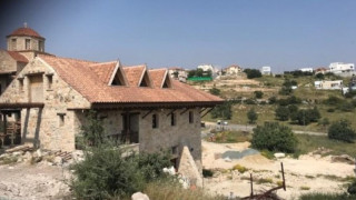 Κύπρος: Πιστοί έχουν «ταμπουρωθεί» σε μοναστήρι και αρνούνται να βγουν