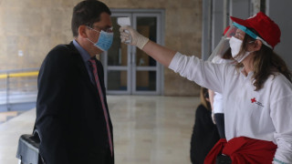 Θερμομέτρηση έξω από τα Δικαστήρια Θεσσαλονίκης