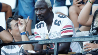 Ο Πάτρικ Ογκουνσότο σε ρόλο σερβιτόρου του Νίκου Χαρδαλιά στα μπουζούκια