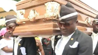 ﻿Οι νεκροθάφτες της Γκάνας που έγιναν viral και η ιστορία του χορού τους