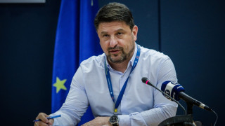 Νέο «καμπανάκι» Χαρδαλιά για τον συνωστισμό στις πλατείες: «Διακινδυνεύουμε τις ζωές μας»