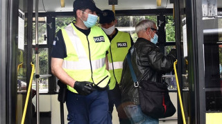 Αστυνομικός κατέβασε επιβάτη λεωφορείου που δε φορούσε μάσκα