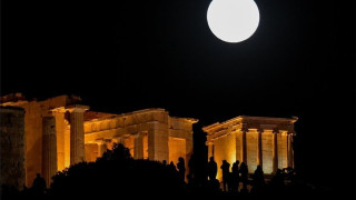 Εντυπωσιακές εικόνες από την τελευταία υπερπανσέληνο του 2020