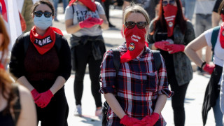 «Βολές» Έλενας Ακρίτα κατά Χαρδαλιά με φόντο τη συγκέντρωση του ΠΑΜΕ