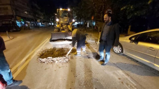 Tεράστια τρύπα σε δρόμο της Καλαμαριάς