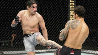 Σοκαριστικός τραυματισμός μαχητή του UFC, έπαιζε τραυματίας για 15 λεπτά!